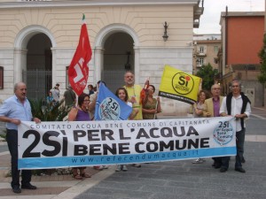 Comitati per il 'sì' festeggiano in Piazza Battisti a Foggia (Foto: Sanzone/L'Attacco) Comitati per il 'sì' festeggiano in Piazza Battisti a Foggia (Foto: Sanzone/L'Attacco)