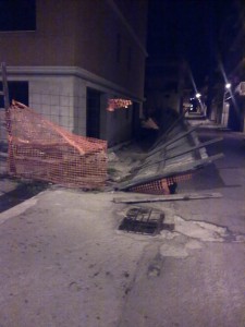 Il recinto del cantiere della casa di riposo per anziani distrutto dal vento. Il recinto del cantiere della casa di riposo per anziani distrutto dal vento. Immagine scattata ieri notte