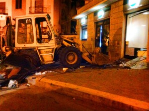 La banca sventrata dalla ruspa comunale (ph: Matteo Stefania )